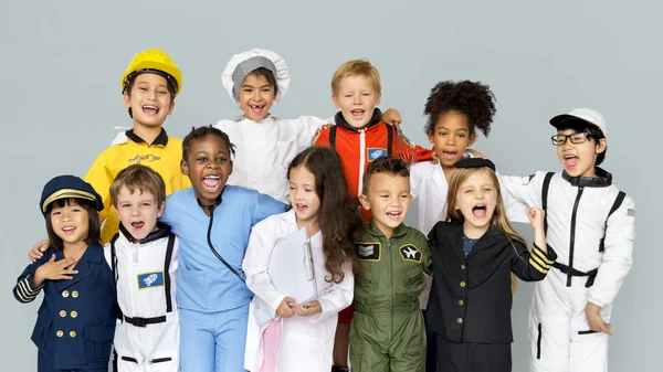 Kinderen dragen droom baan kostuums — Stockfoto