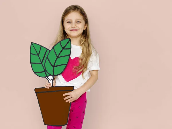 Chica sosteniendo planta de papelería — Foto de Stock