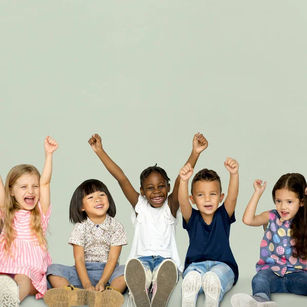 Niños jugando juntos —  Fotos de Stock