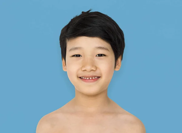 裸の胸の陽気なアジアの少年 — ストック写真