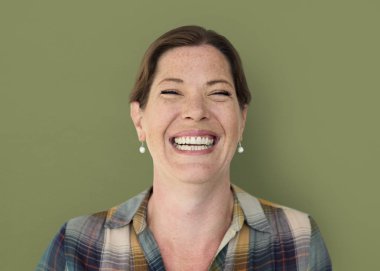 Olgun kadın gülüyor 