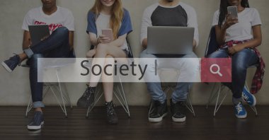 Arkadaşlar dijital cihazlar kullanarak