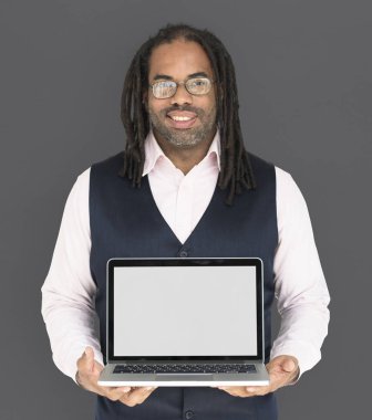  adam tutarak açık dizüstü