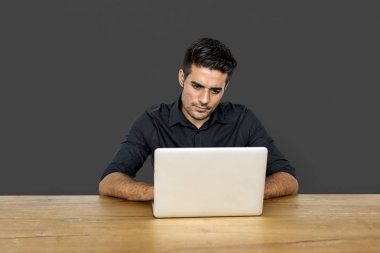 dizüstü bilgisayar kullanan adam