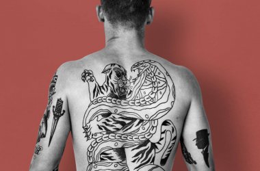 adam çıplak sırtına dövme ile