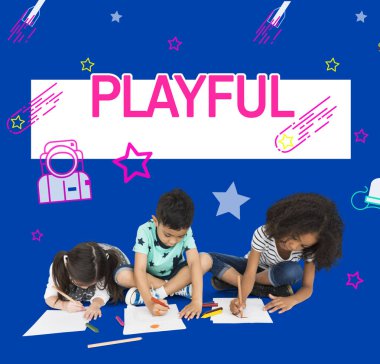 katta oturan ve çizim çocuklar