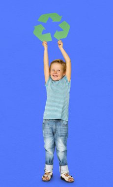 Geri dönüşüm işareti tutan çocuk