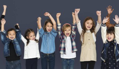 Çocuk kaldırdı silah tutan