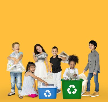 Çocuklar çöp geri dönüşüm