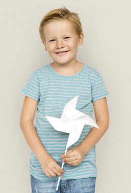 Çocuk Holding Kağıt Rüzgar fabrikası