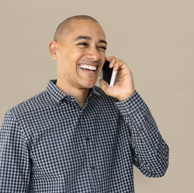 smartphone üzerinde konuşan adam