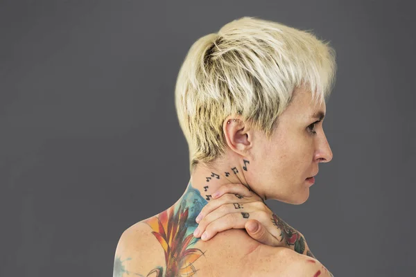 Donna bionda con tatuaggi — Foto Stock