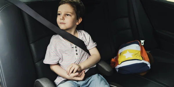 Мальчик в машине с ремнем безопасности — стоковое фото