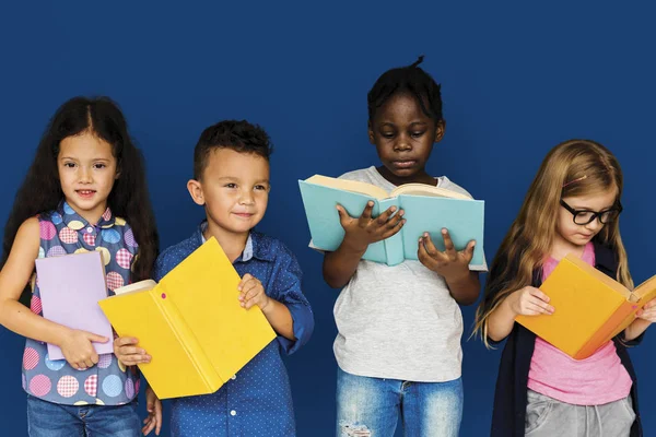 Niños leyendo libros juntos — Foto de Stock