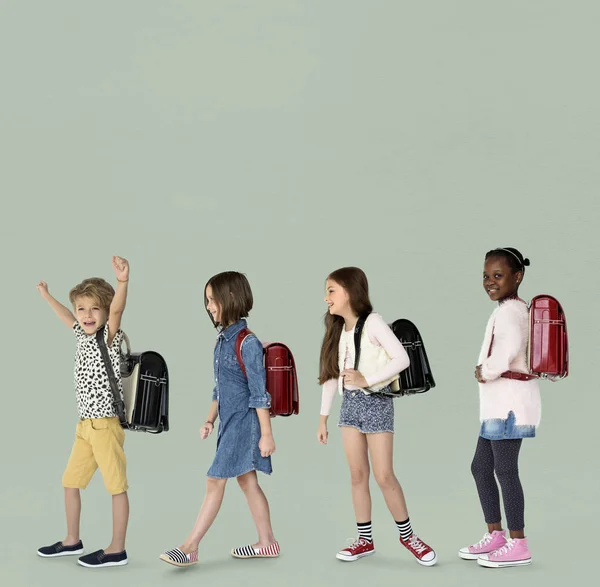 Enfants avec des sacs à dos marchant jusqu'à l'école — Photo