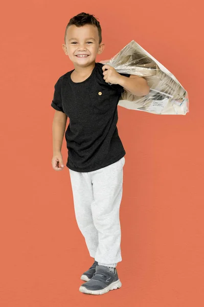 Boy Holding papéis separados — Fotografia de Stock