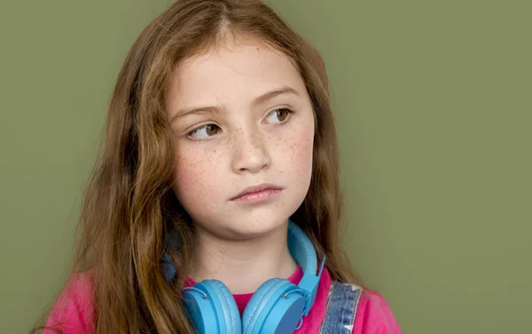 Roztomilá dívka kavkazské se sluchátky — Stock fotografie