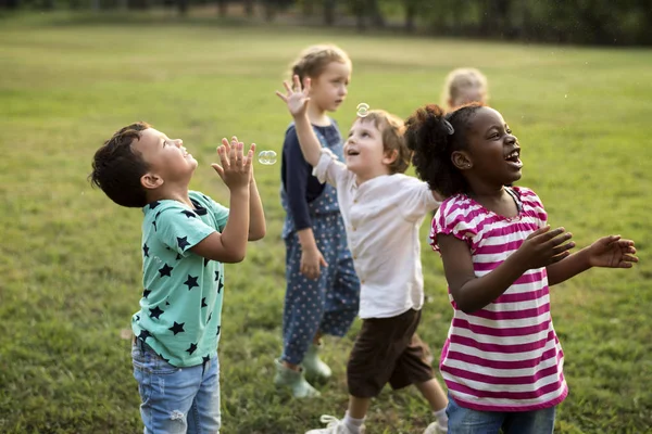 Kindergruppe ist auf Exkursion — Stockfoto