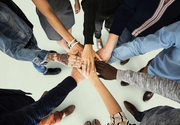 Personas cogidas de la mano — Foto de Stock