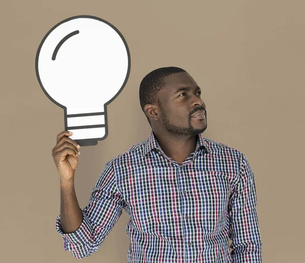Homme tenant une ampoule électrique en papier — Photo