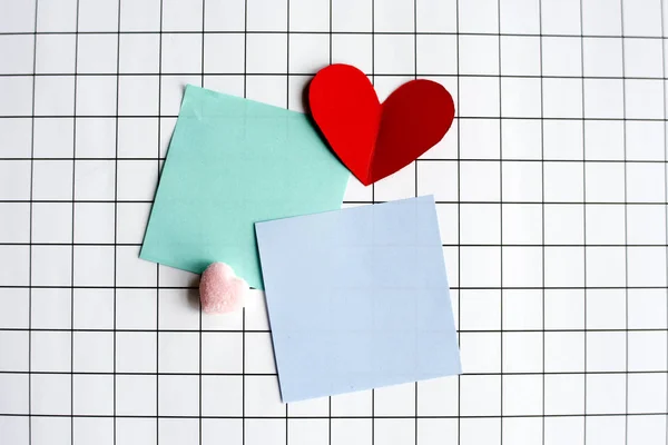 Röda hjärtan och papperslappar — Stockfoto
