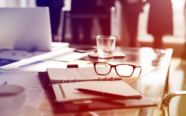 Gafas y diario en el escritorio — Foto de Stock