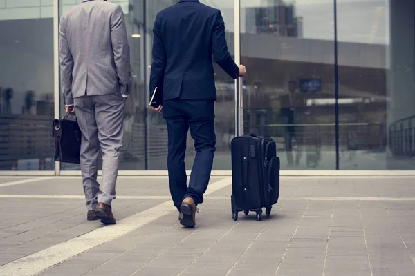 Hombres de negocios hablando con equipaje — Foto de Stock
