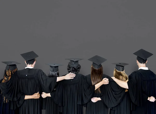 Les étudiants s'embrassent — Photo