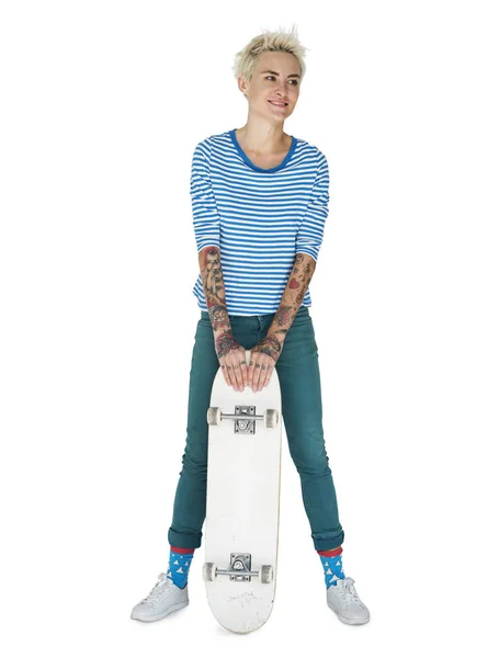 Donna che tiene Skateboard — Foto Stock