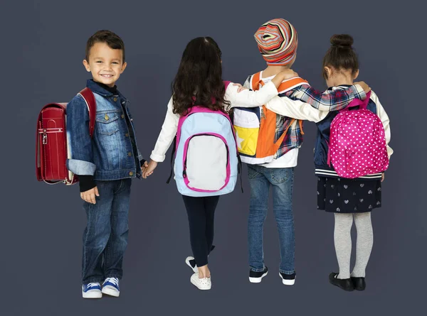 School children with backpacks — Stockfoto