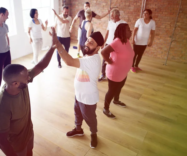 Groupe de personnes exerçant — Photo