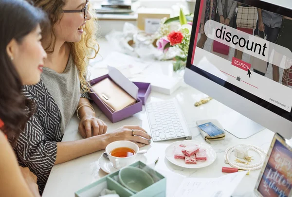 Women sitting at table with computer — Stock Photo, Image