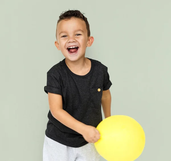 Niño pequeño con globo amarillo — Foto de Stock