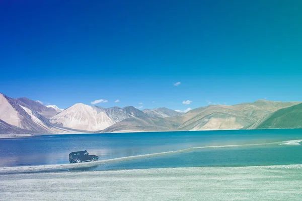 Coche de conducción cerca del río — Foto de Stock