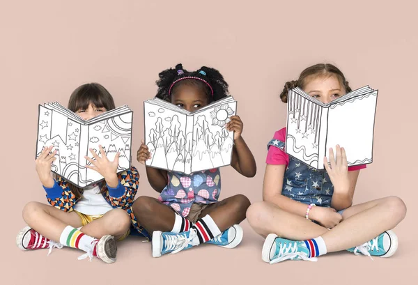 Kitaplar ile karşı karşıya kapsayan kızlar — Stok fotoğraf