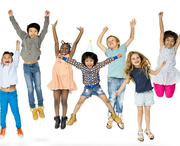 Kinderen springen en plezier — Stockfoto