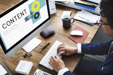 bilgisayarla çalışma iş adamı