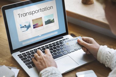 dizüstü bilgisayarda yazarak ve kart tutan kadın