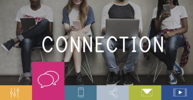 Arkadaşlar dijital cihazlar kullanarak