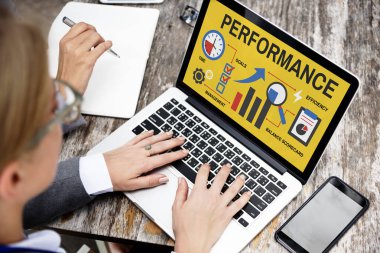 Dizüstü bilgisayar kullanan iş adamları