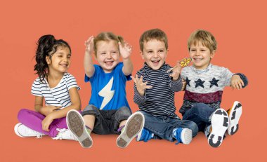 çok güzel çocuk yere oturmak