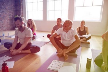 Yoga sınıfına sahip insanlar