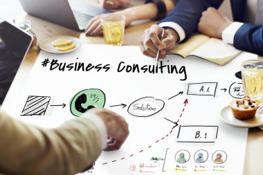 Bir grup insan oturup tablo ve tartışılması