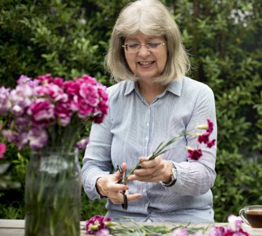 kadın kıdemli kesme çiçekler