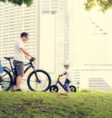 Parkta Bisiklet aile