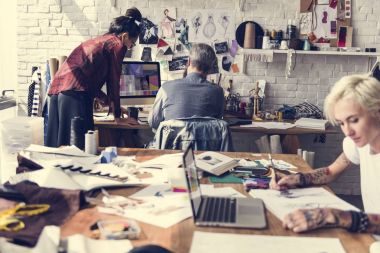 Yaratıcı moda tasarımcıları