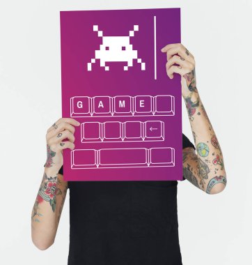 Dövmeli kişi holding afiş. 