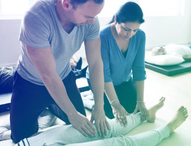 İlk yardım eğitimi ders insanlara