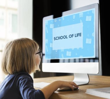 bilgisayar kullanan küçük kız