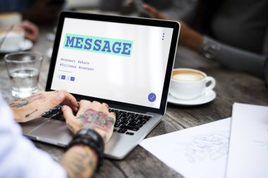 Eller dizüstü bilgisayarda çalışıyor